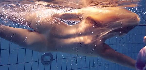  Elena Proklova spreading legs underwater